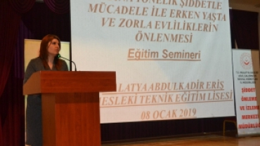 Öğrenciler kadına şiddete dikkat çekti